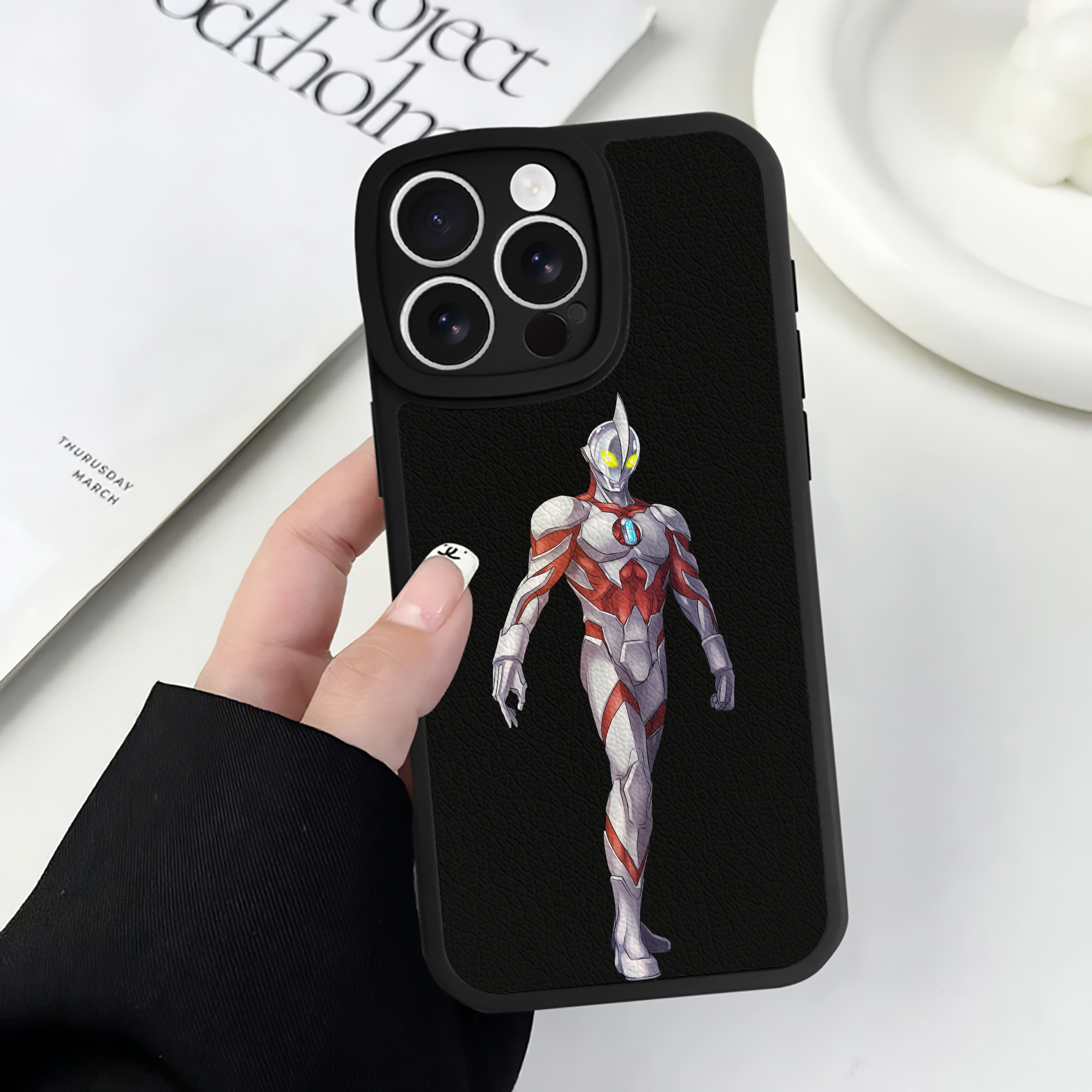 （画像用） ウルトラマン Ultraman 【iPhone 16シリーズ対応】シリコンスマホケース（レザー調） 材質：シリコン